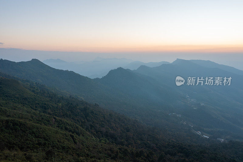 在游客众多的Phu Chi Fa悬崖边观看日出。